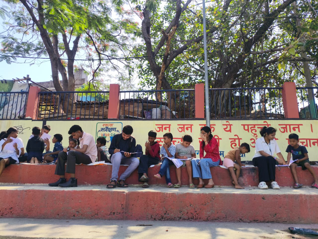 वो बच्चे जो Doctor, Police और Army बनेंगे — हमें बस एक किताब देनी है रांची की गलियों में बड़े-बड़े सपने छुपे हैं। बस किसी को उन्हें ज़मीन देनी है।