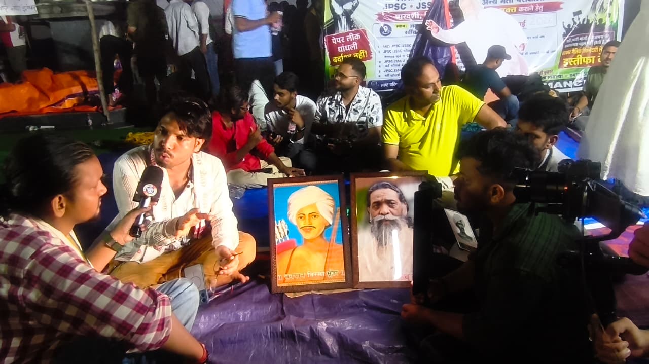 Protests regarding irregularities in the JPSC and JSSC-CGL exams are underway at Jaipal Singh Munda Stadium. Krishna Sarathi is providing items such a