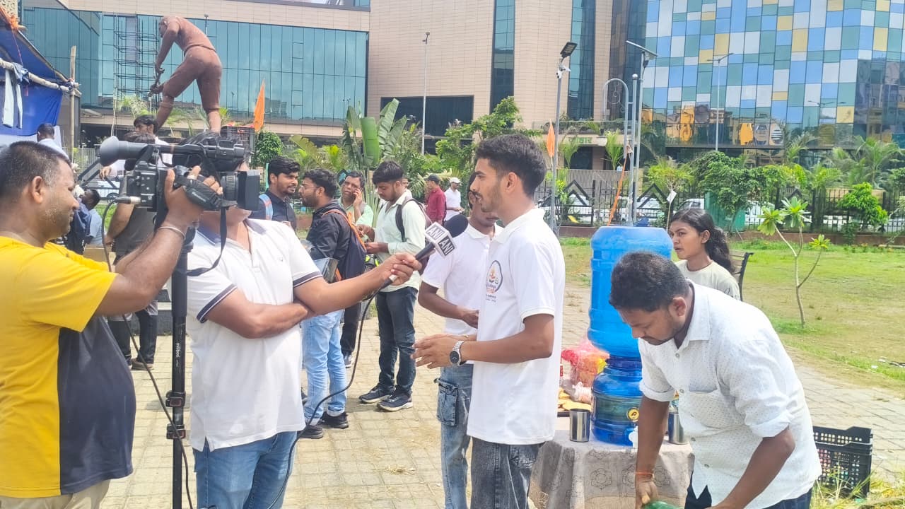 आज Krishna Sarthi Team JPSC proteste के दौरान जयपाल सिंह स्टेडियम पहुँची और 60+ ज़रूरतमंद लोगों को समोसे और जूस वितरित किए।