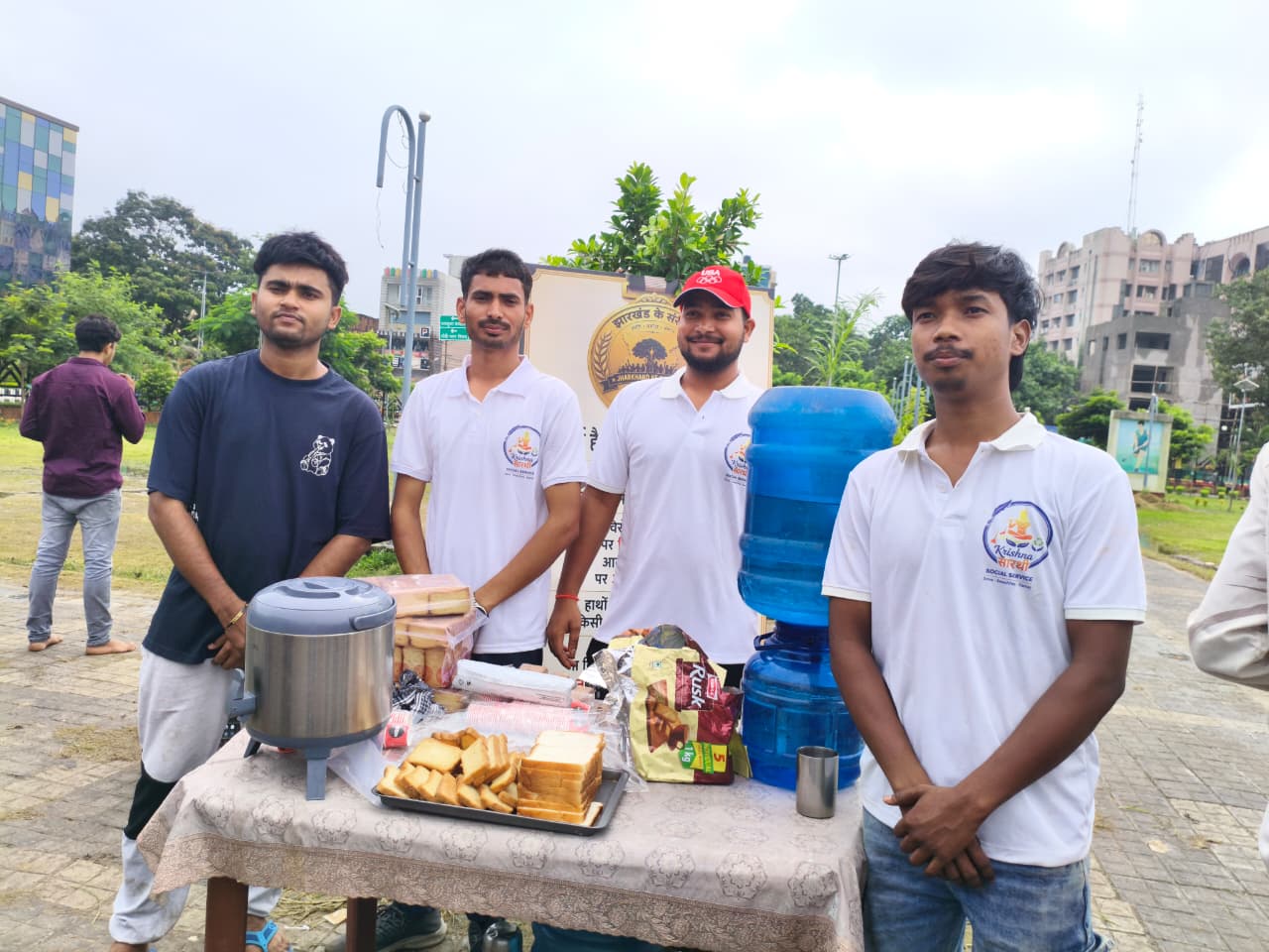 Protests regarding irregularities in the JPSC and JSSC-CGL exams are underway at Jaipal Singh Munda Stadium. Krishna Sarathi is providing items such as tea, biscuits, toast, bread, water, and bananas to ensure that no student goes hungry.