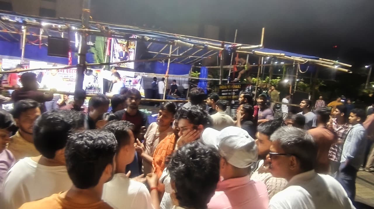 जयपाल सिंह मुंडा स्टेडियम में जेपीएससी जेएसएससी सीजीएल के धांदली को लेकर आंदोलन चल रहे हैं इसमें कृष्णा सारथी चाय बिस्किट टोस्ट ब्रेड पानी केला इत्यादी प्रदान करा रहे हैं ताकि कोई बच्चा भूखे ना रहे है|